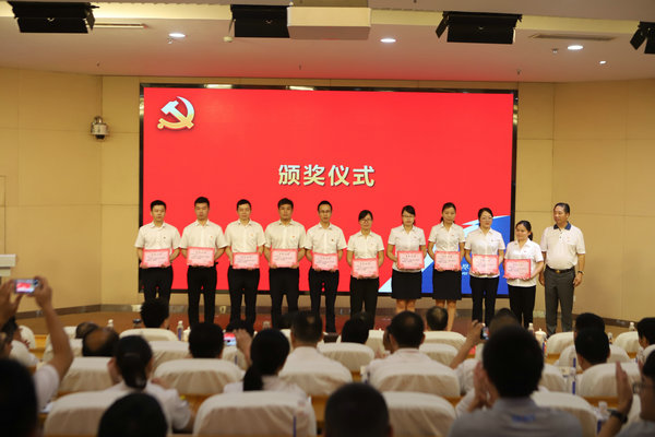 06 吴炳池书记为优秀共产党员代表颁奖_副本.jpg